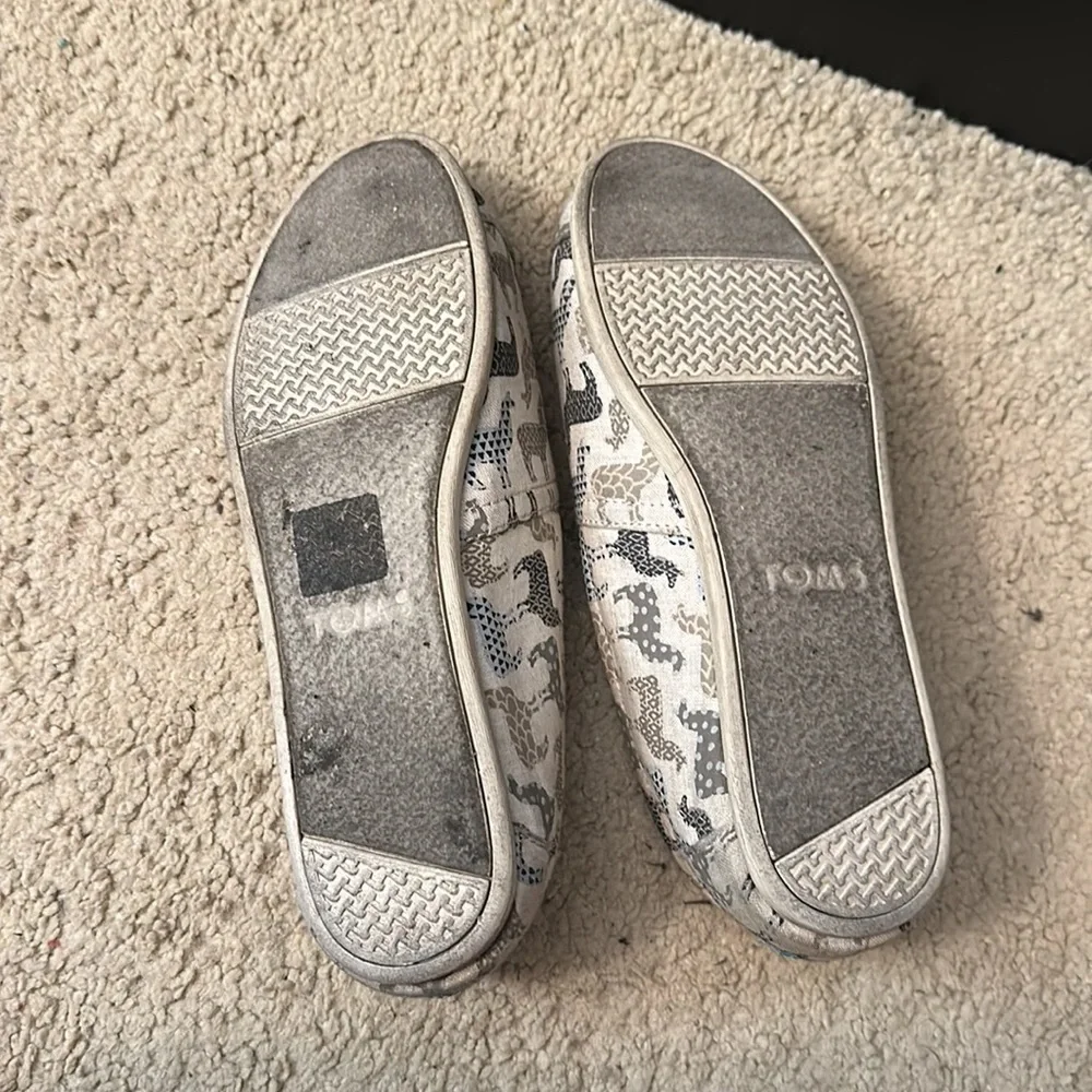 Toms Women’s Classic Slip-On with Alpaca/Llama Print - Size 8.5 - Cream